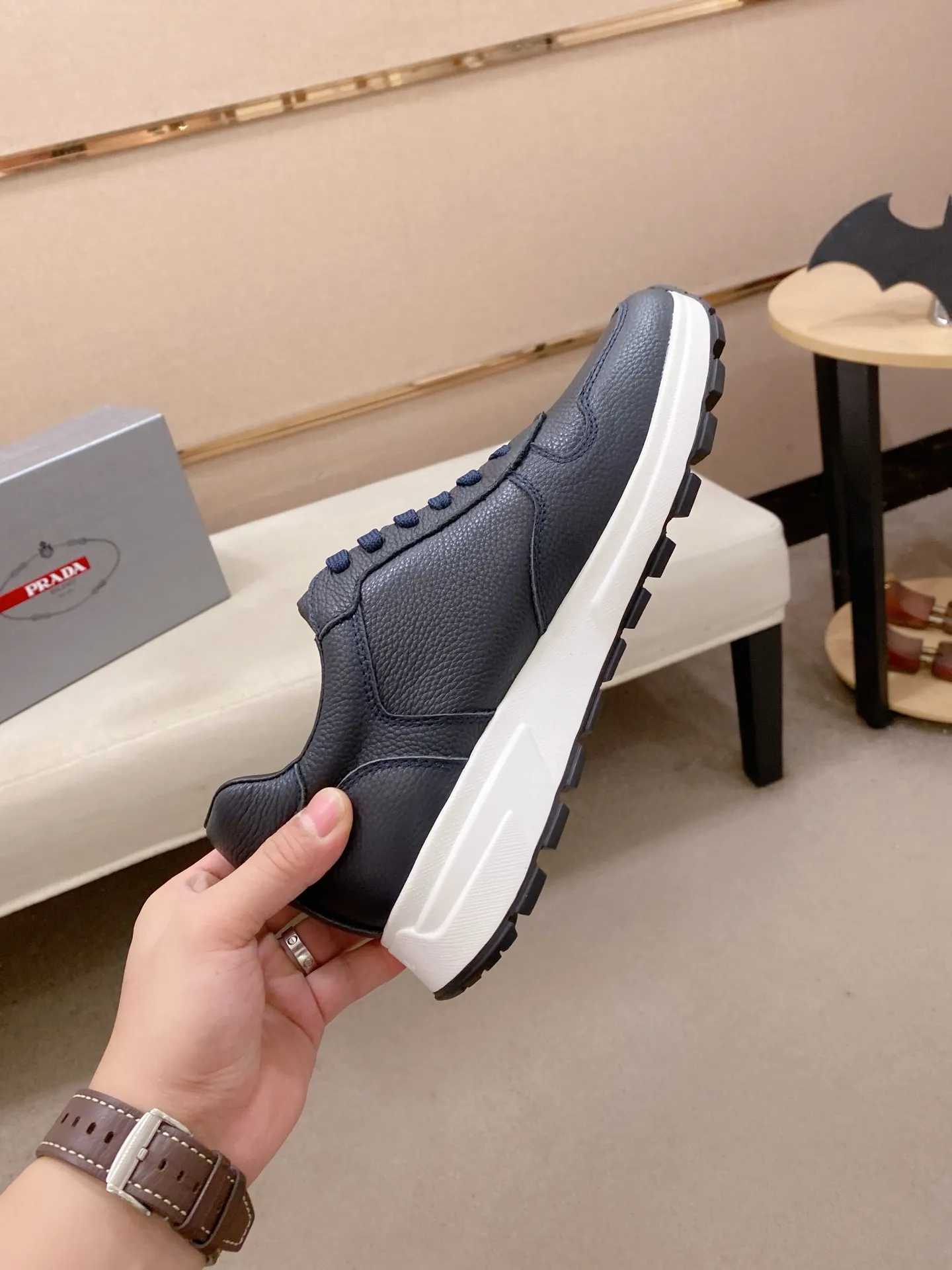 Factory price 560💰(High version) New Prada (Prada) high-top counters are on the market at the same time, new men's shoes, 😘fabrics are selected from waterproof technical cloth. First layer cowhide lining. 👍🏿Original molded anti-slip rubber outsole, with exquisite lines, simple and elegant, comfortable and high-end for leisure travel. Number of yards: 38 to 44. (Can be customized for 45.46.)